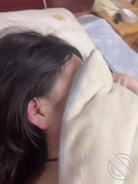 国产严选 趁老婆睡著 偷偷在旁边玩弄他