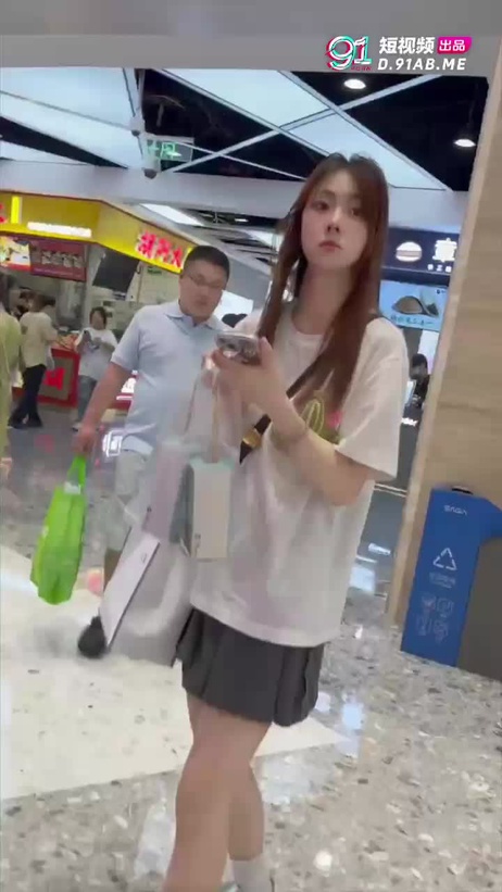 丝袜美腿JK制服诱惑，少妇裙底春光乍泄，性感撩人，诱人犯罪
