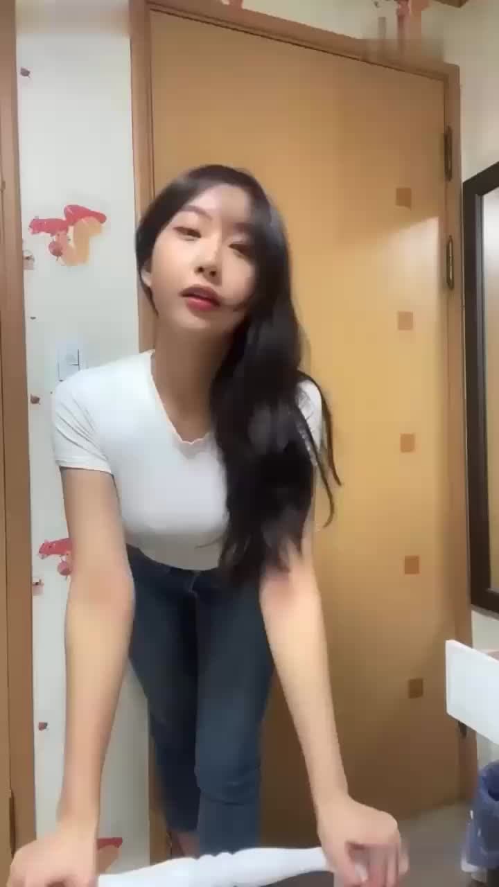 首尔健身女教练私密自拍，极品牛仔裤包裹美臀，性感曲线迷人