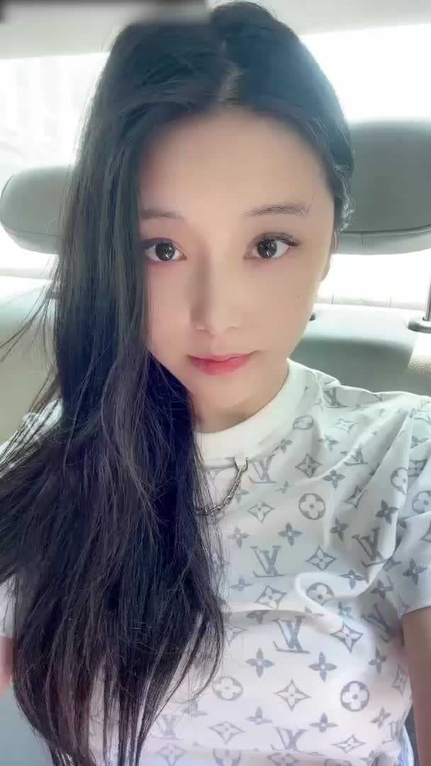 丰满巨乳，奶雯诱人，微密圈性感反差，透气诱惑