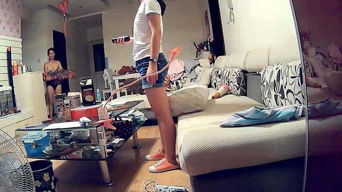 母女共处一室换衣，妈妈丰满咪咪引人注目，女儿羞涩低头，摄像头捕捉私密瞬间。