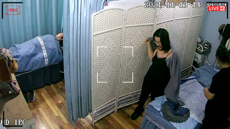 SPA生活馆私密空间，两位熟练阿姨为客人提供特殊推拿服务，360水滴摄像头记录下每一处细节。 SPA私密推拿，熟女阿姨的指尖诱惑