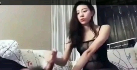 嫂子穿着性感制服内衣，诱惑地给我口交，国产口技高手，制服诱惑。