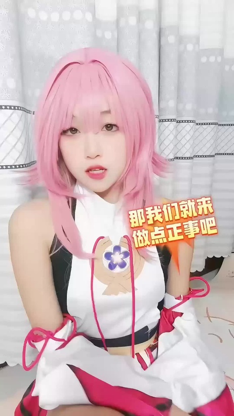 萝莉自慰高潮不断，粉嫩美穴尽情享受，表情陶醉，自拍记录愉悦时刻。