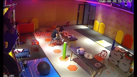 富婆私密会所偷拍：男技师按摩服务，激情四射的私密时刻