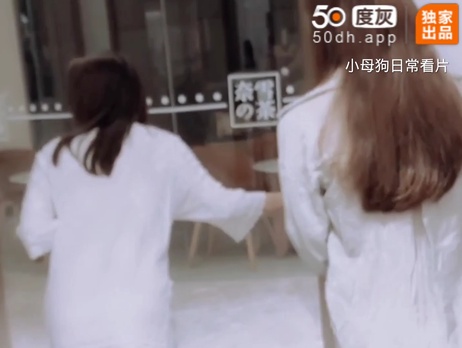 两网红美女真空现身奶茶店，白嫩肌肤若隐若现，美臀线条迷人，引人遐想。 网红美女真空现身 奶茶店白嫩美臀引遐想