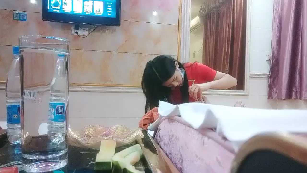 酒店开房，年轻技师被强行内射，高挑萌妹按摩体验
