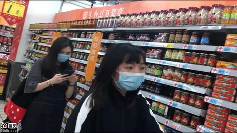 街拍苗条美女，短裙下春光乍泄，美腿诱人，不经意间掏底，惊鸿一瞥尽收眼底。