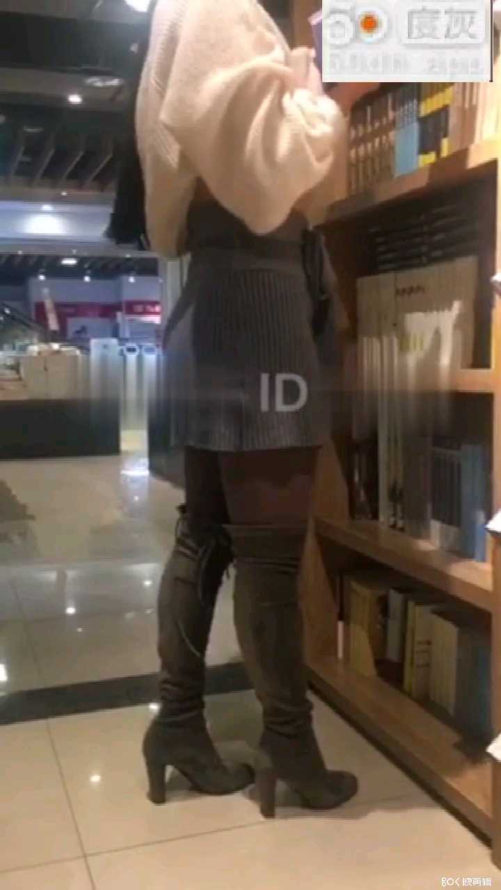 绿帽老公训练老婆在图书馆人前露出，变态表演