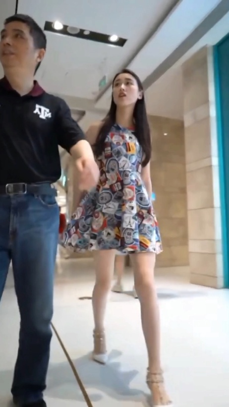 气质美女与干爹商场亲密互动被偷拍流出