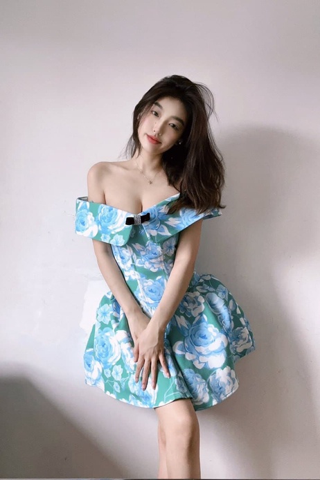 抖音御姐网红Ay的奇思妙想日记：巨乳女神激情时刻，奶子甩动令人着迷