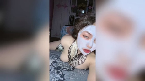 微胖少女自拍诱惑，巨乳学姐勾魂，春光乍泄，迷人曲线尽显，