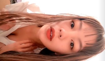 抖音主播君君直播时故意露出乳房，挑逗观众，引人入胜。 抖音主播君君直播露乳挑逗观众引人入胜