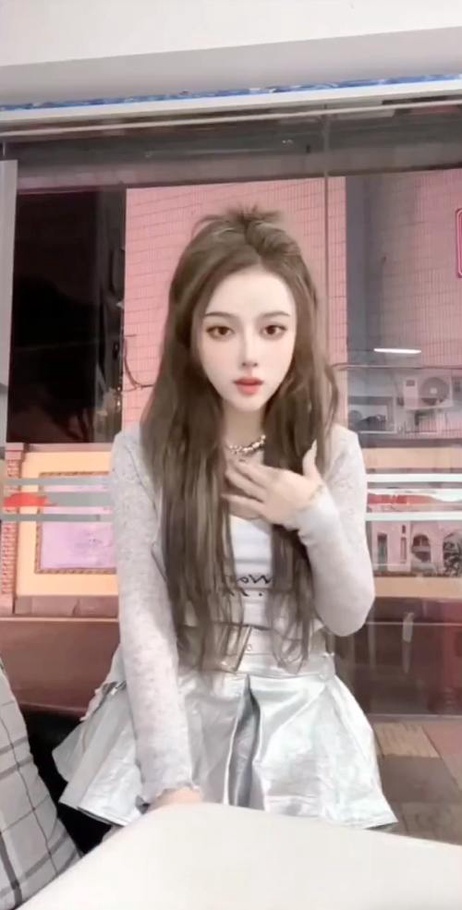 厕所偷拍，性感小美女如厕被偷窥，尿尿的娇媚骚穴太诱人，让人忍不住想要一探究竟啊！