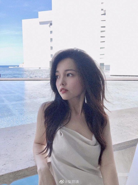 加拿大留学生李天宜，微博名梨甜姨，颜值超高的小母狗，笑容甜美，与小男友开房激情做爱，跪地舔舐大勾八 #色情 #成人