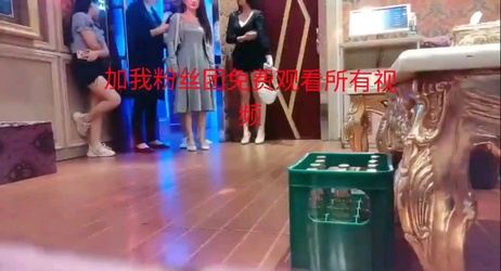两男两女在KTV沙发上激情四射，少妇后入骑乘，猛烈抱操，偷拍按摩会所里的狂欢，谁先射？