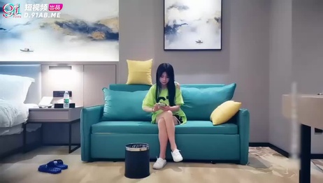 双飞嫩妹躺床轮流猛插，娇喘呻吟诱人探花偷拍多人激情