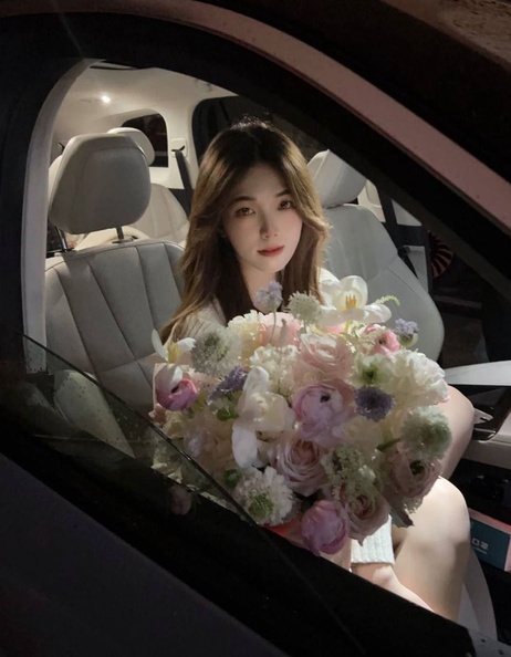 私人会所颜值小妹饭桌口交，后入爆操，妹子实在太骚！