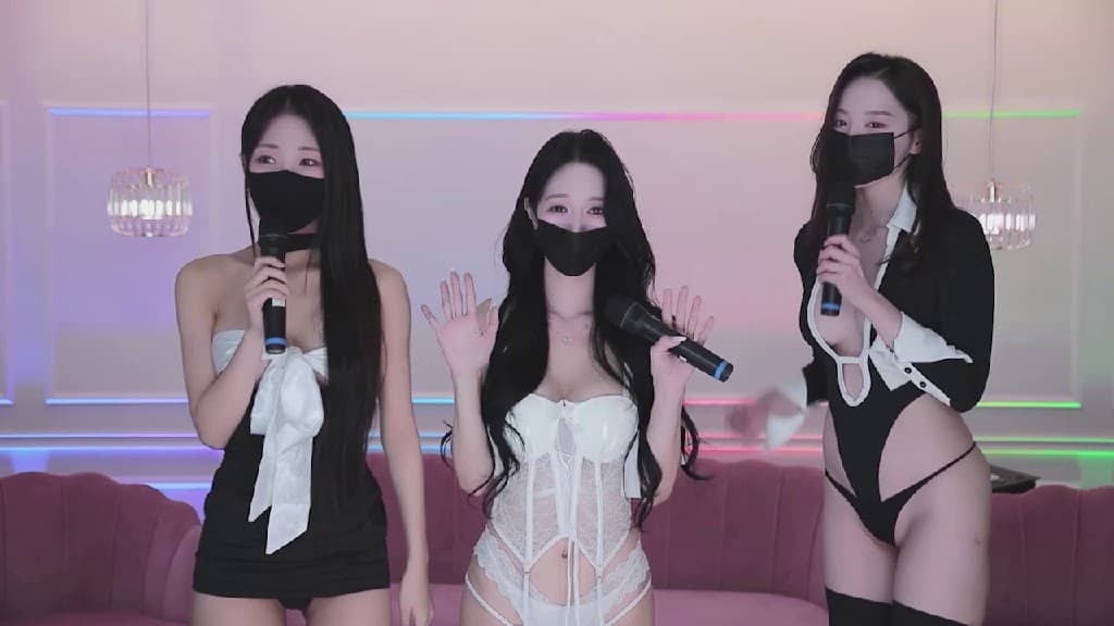 韩国直播成人综艺，展现美乳美腿，粉嫩诱人。