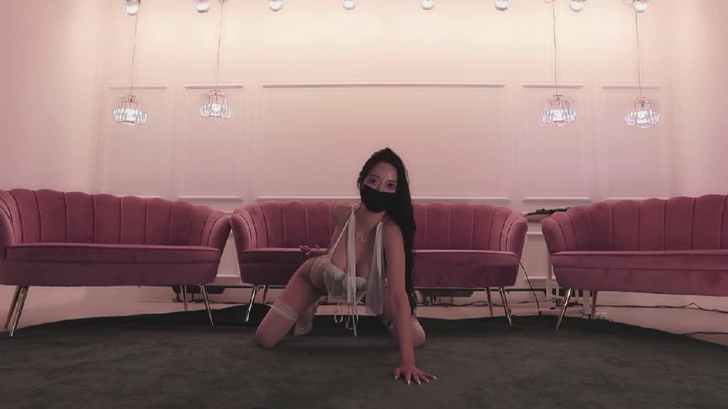 韩国直播成人综艺，展现美乳美腿，粉嫩诱人吸引无数目光