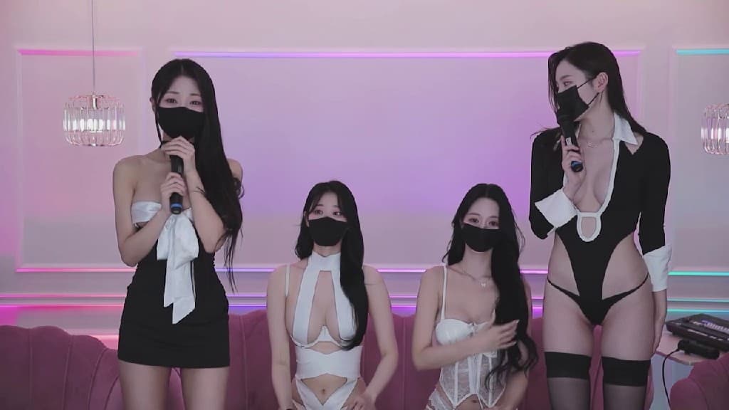 韩国直播美女展示粉嫩美乳和美腿，引人入胜的色情综艺节目。