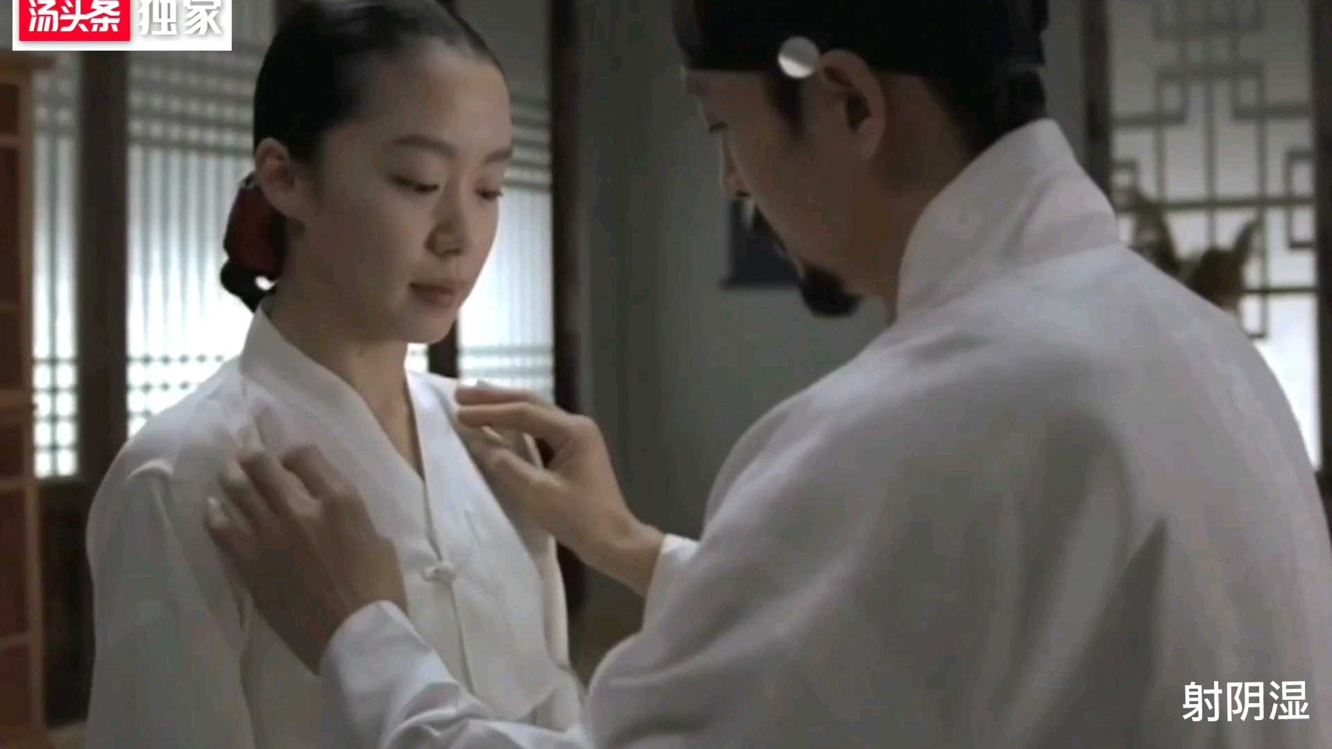 韩国三级女主被破处后，粉嫩的身体在高潮中颤抖，男人贪婪地舔着她的私处。