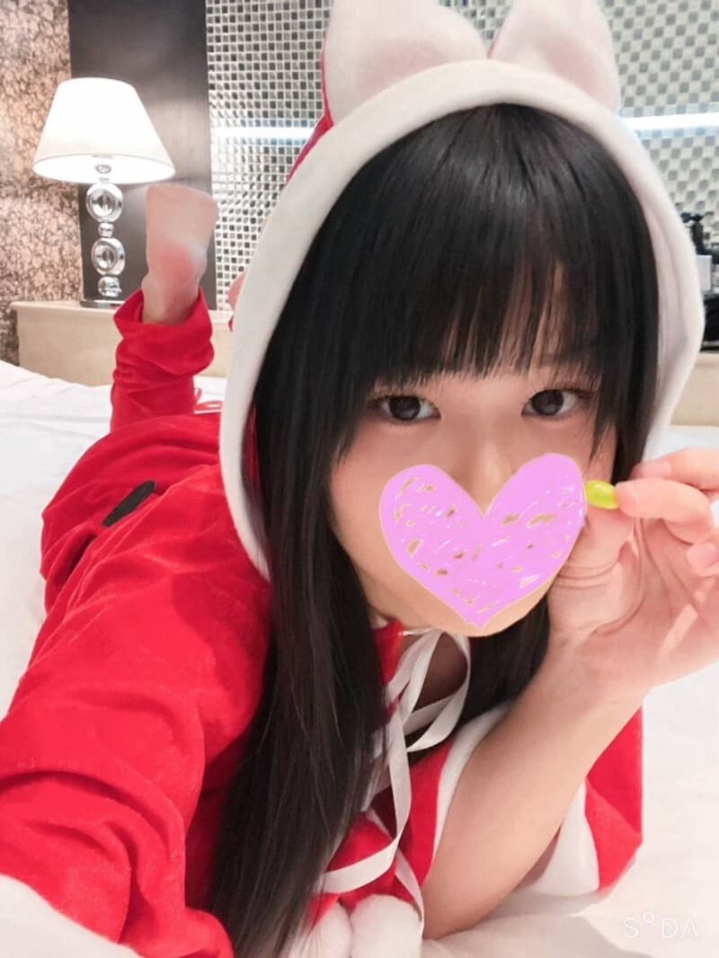 FC2无码视频记录了与仙女般可爱的圣诞老人调情的1240分刺激体验 前5段仅1/5 她娇媚的笑容和诱人的身姿让人难以抗拒
