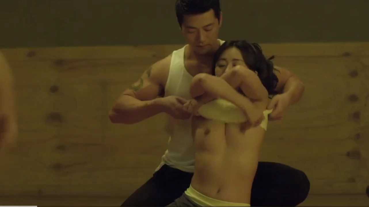 健身房熟女诱惑：韩国美女穿紧身运动服，性感曲线尽显，激情演绎。