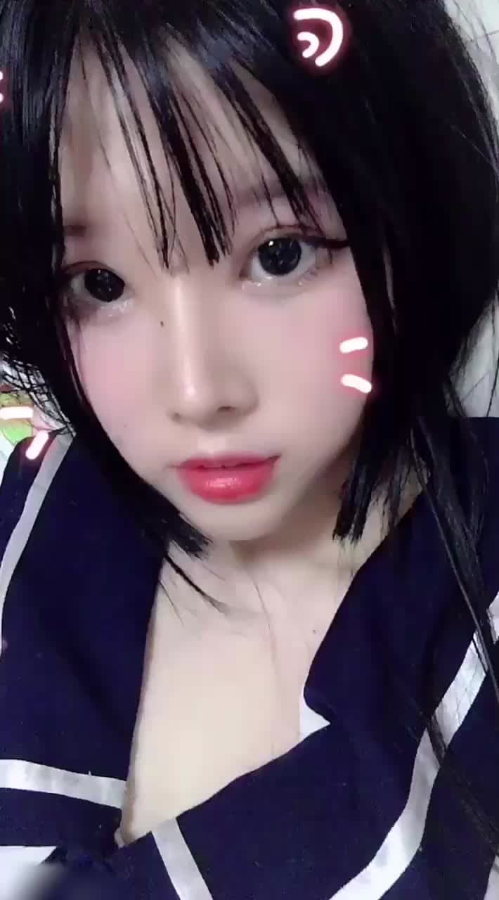 白丝学生制服诱惑，萝莉窄小阴道口清晰可见，红扑扑脸蛋令人心动，粗大阳具乘骑快感