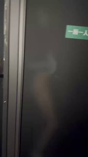 酒吧厕所年轻男女激情四射，门口围观吃瓜群众看得目不转睛。