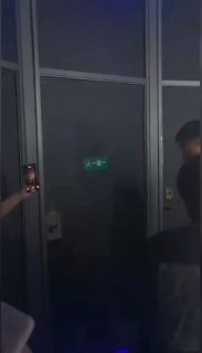 酒吧厕所年轻男女激情四射，门口围观吃瓜群众兴奋不已-1