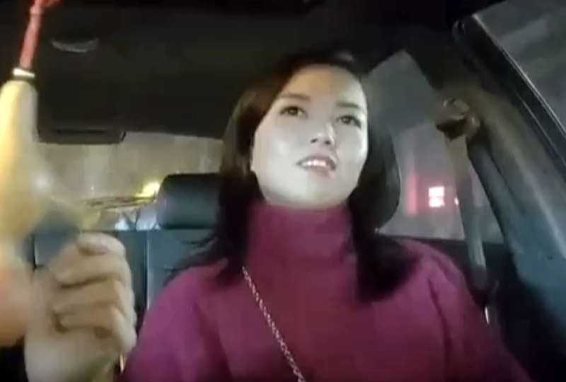 骚飘飘深夜到足浴按摩会所搭讪女技师，1800元带到酒店享受会所spa的极致按摩体验。