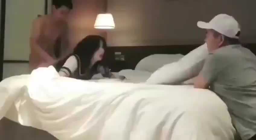 极品水手服大奶黑长直人妻被老公献给大屌单男，黑丝大腿被疯狂后入打桩，老婆被艹的面目狰狞，绿帽老公面对面欣赏杰作。黑丝、绿帽
