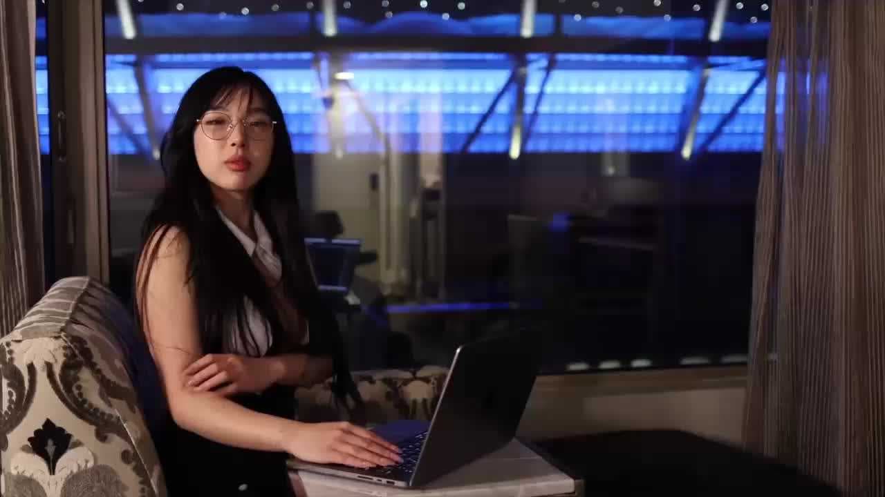韩国秘书性感扭动，爬上老板的肉棒享受极乐。