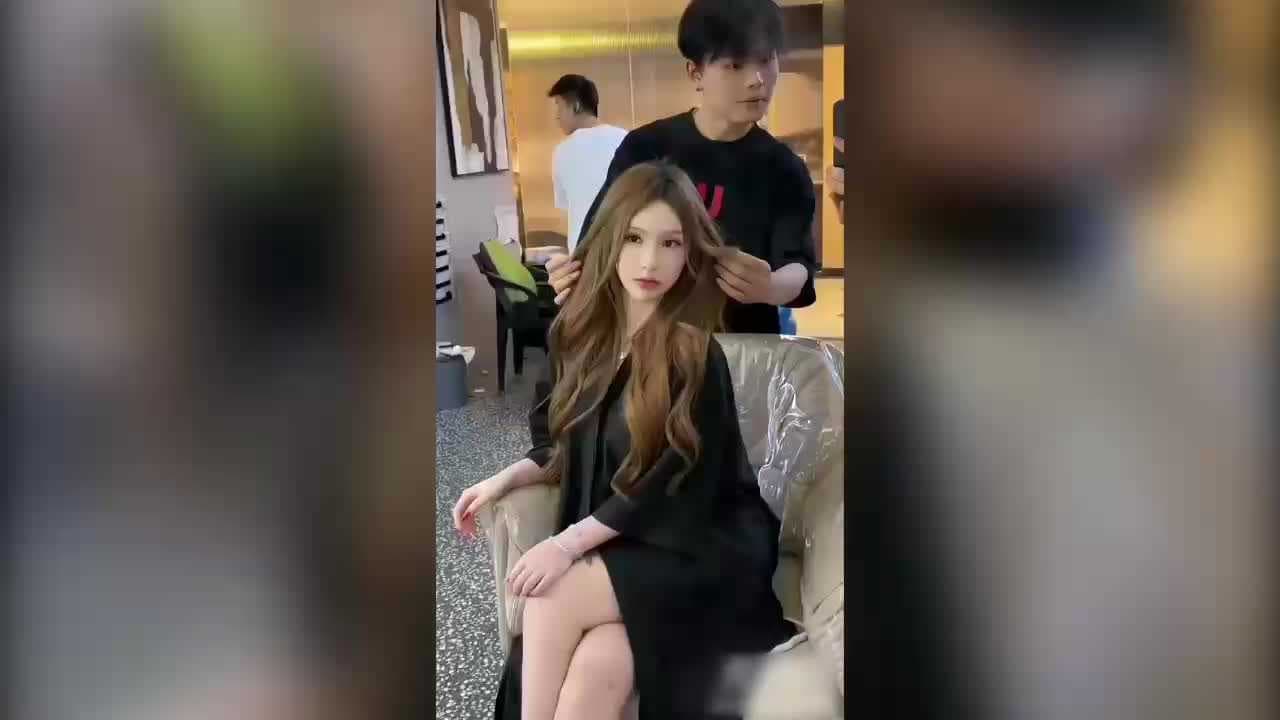 周丽珊在抖音走红后，露脸被深喉爆操，引发黑料吃瓜热潮。