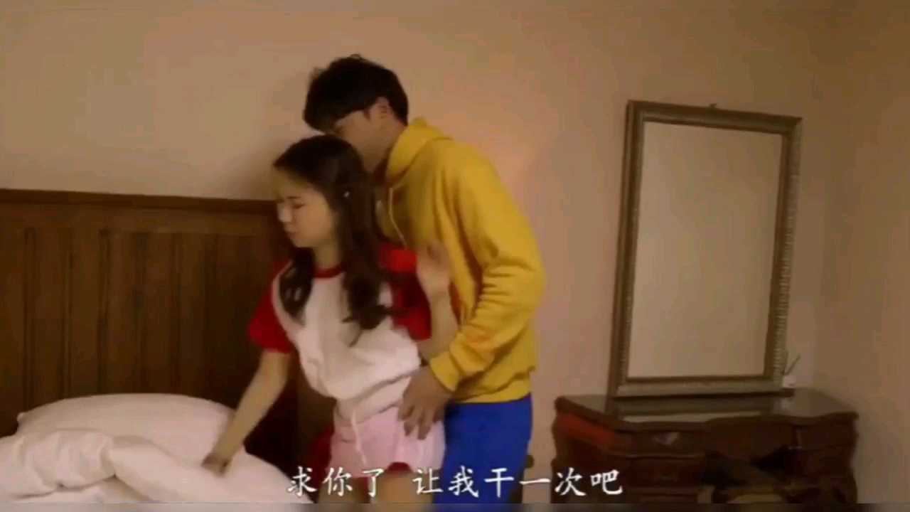 弟弟脑子一热闯入姐姐闺房，哀求姐姐满足他一次，日韩三级搞笑片段。