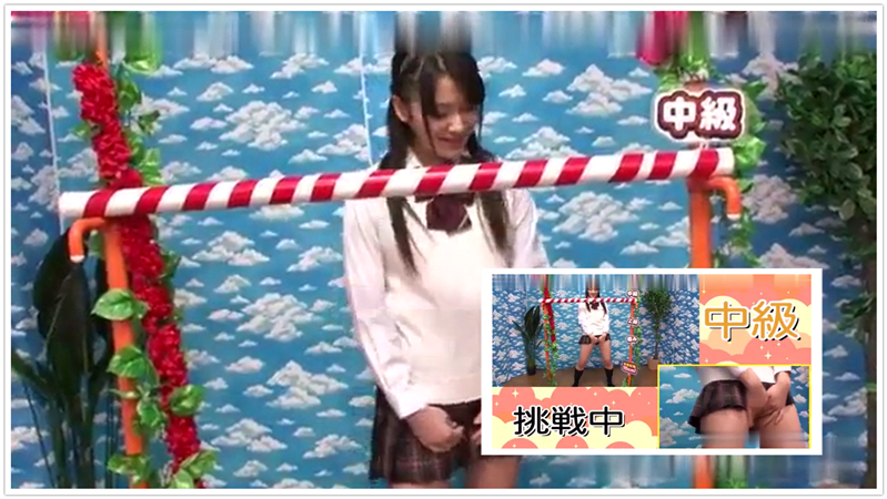 《清纯美少女校园挑战，制服诱惑下无内裤的羞耻游戏》