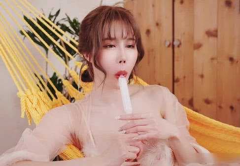 三女互玩挑战，辛尤里首集激情上演，麻豆传媒呈现火辣画面。