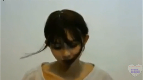 韩国萝莉女神身着清纯制服，缓缓脱衣，诱惑无限。