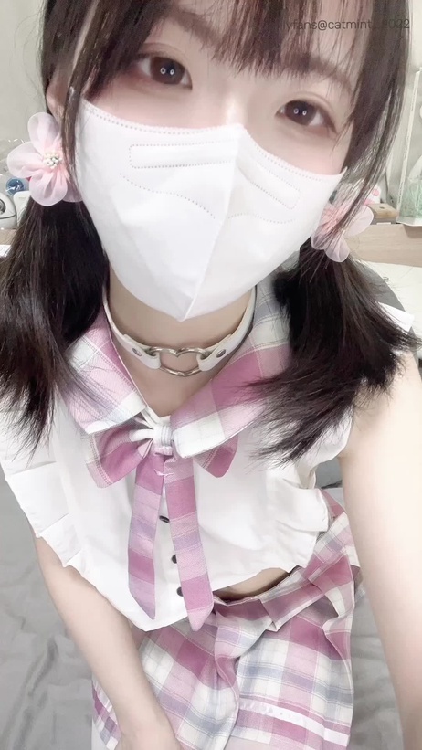 可爱萝莉身穿jk制服，用水晶大鸡巴激烈抽插小穴，娇喘连连。