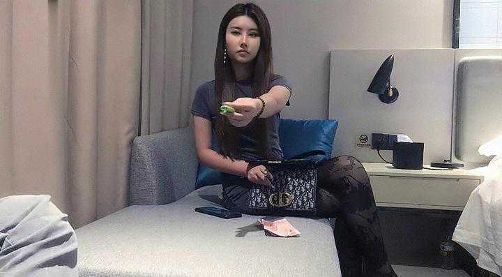 探花邂逅气质黑丝美女，强力打桩机伺候她，激情四射，直至胃痛难忍。