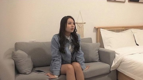 探花邂逅气质卷发美女，享受她好身材的锁喉后入，国产女神。