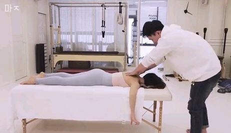 韩国美女正骨按摩：看美女还能学技术 性感撩人尽享极致体验 美女按摩 成人按摩