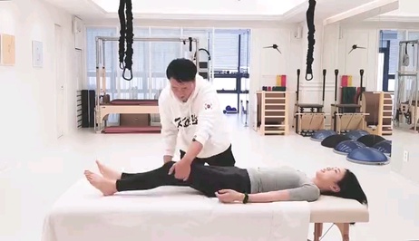 韩国美女正骨按摩：看美女学技术，享受极致放松体验，感受柔美指尖的魔力，尽情释放身心压力，体验前所未有的舒适感 #美女按摩# #成人按摩# 韩国美女正骨按摩：看美女学技术，享受极致放松体验