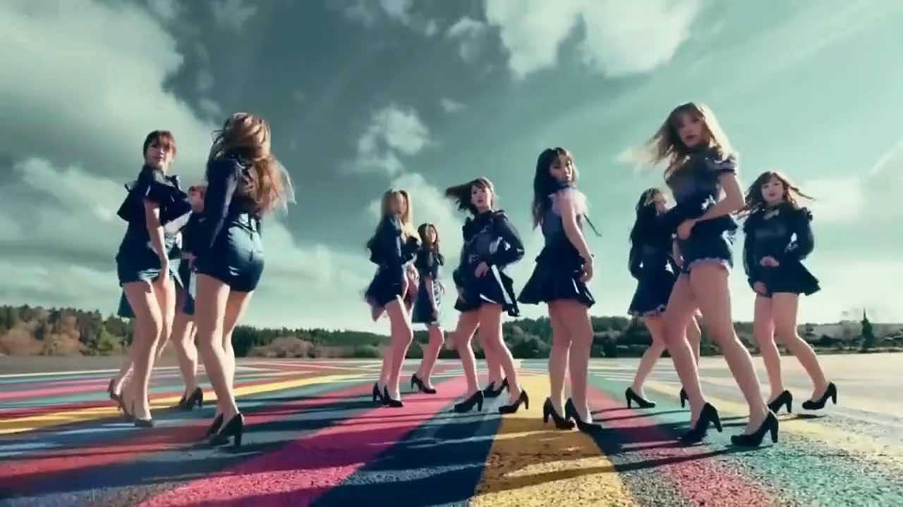 素人模特性感热舞，韩国女团劲爆表演，火辣身材引爆全场，尽情摇曳，魅力四射。